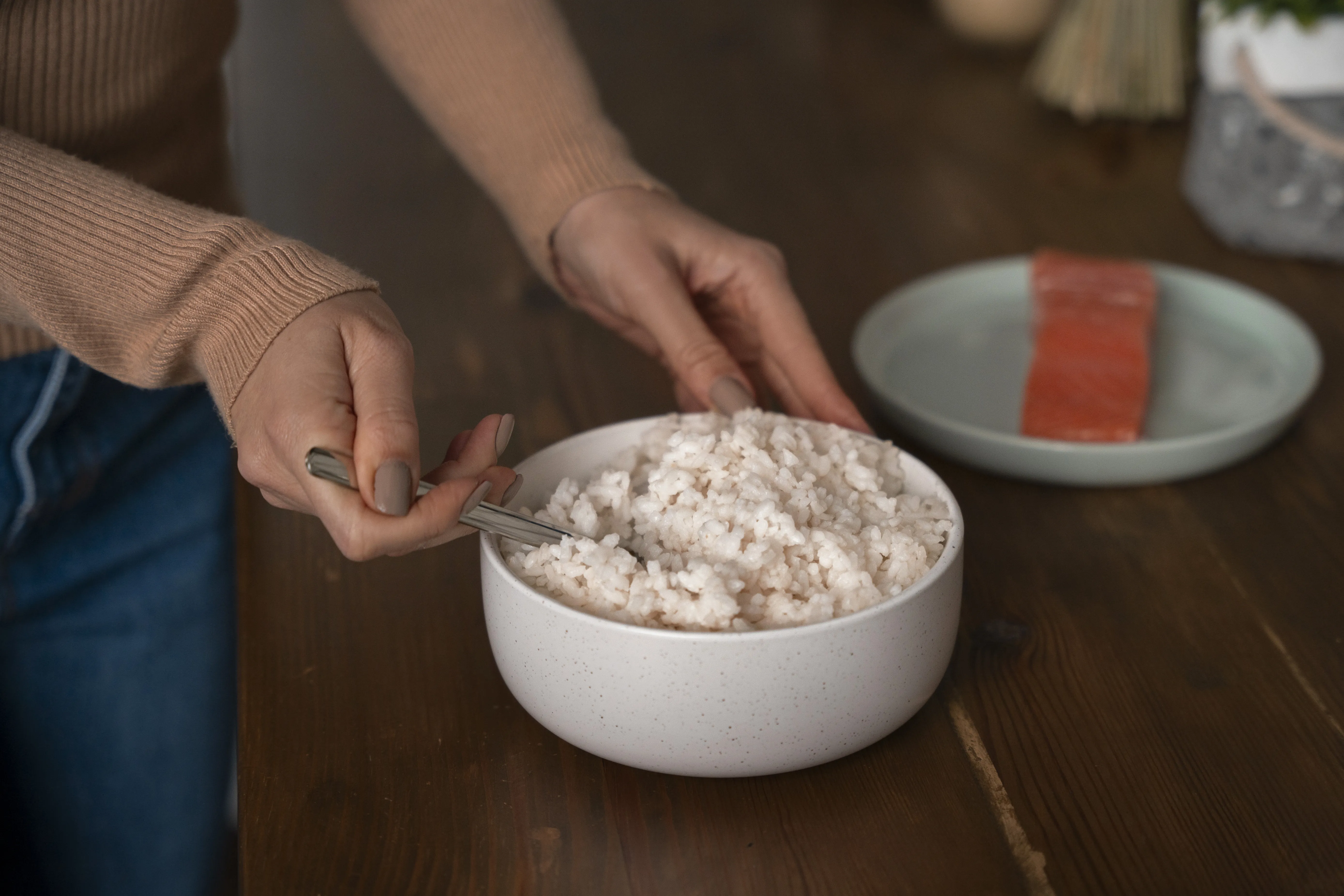 un bol de riz blanc cuit