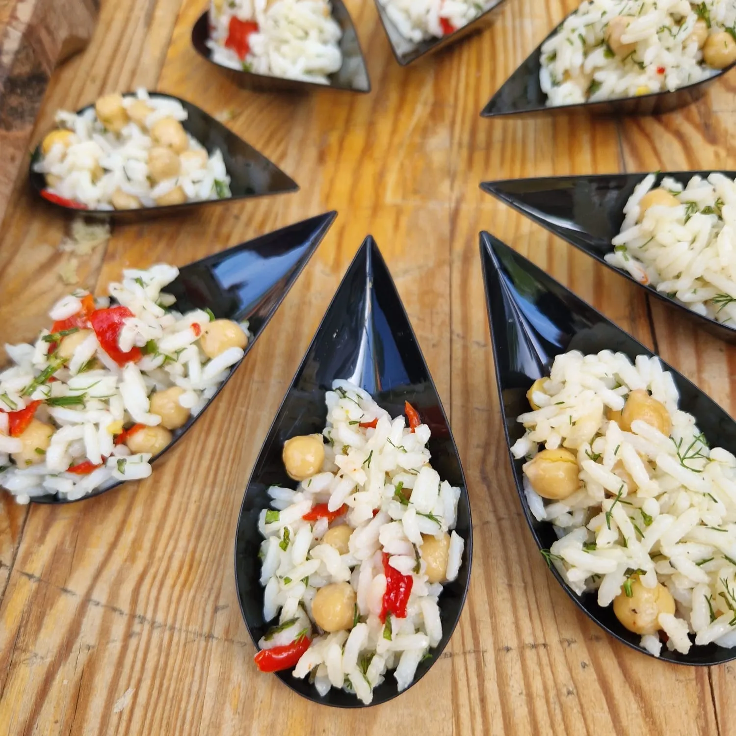 Salade de riz aux pois chiches et poivrons marinés