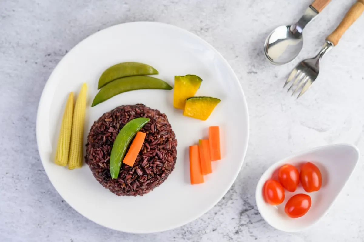 assiettes de riz rouge sans gluten