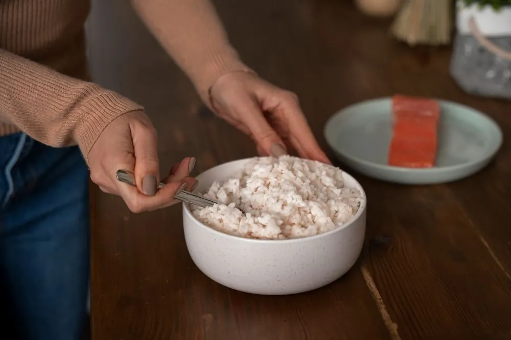 Riz à sushi cuit et servi dans un bol blanc.