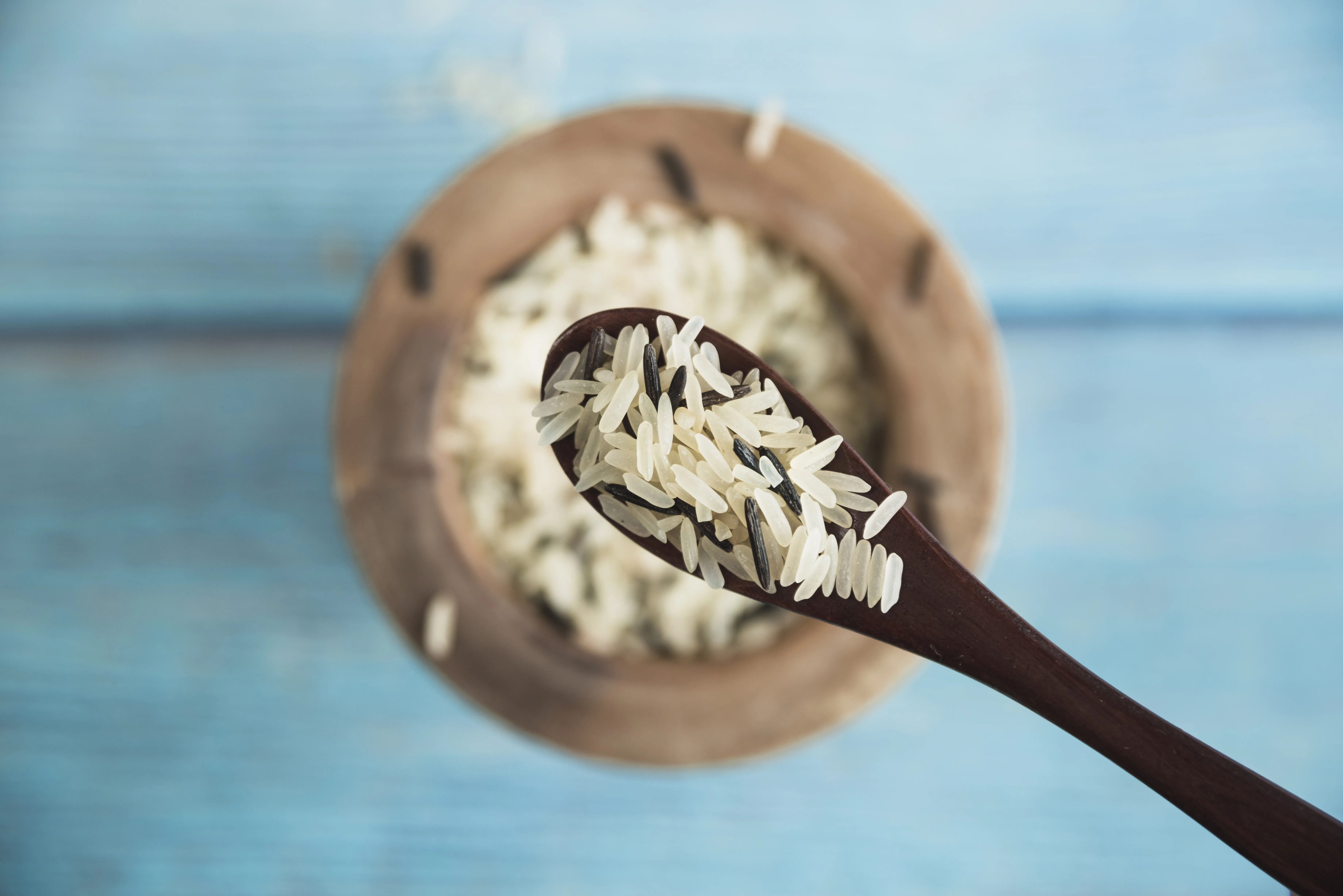 riz dans une cuillière en bois