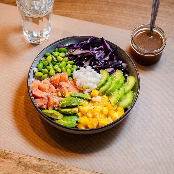 Poke bowl saumon avocat mangue