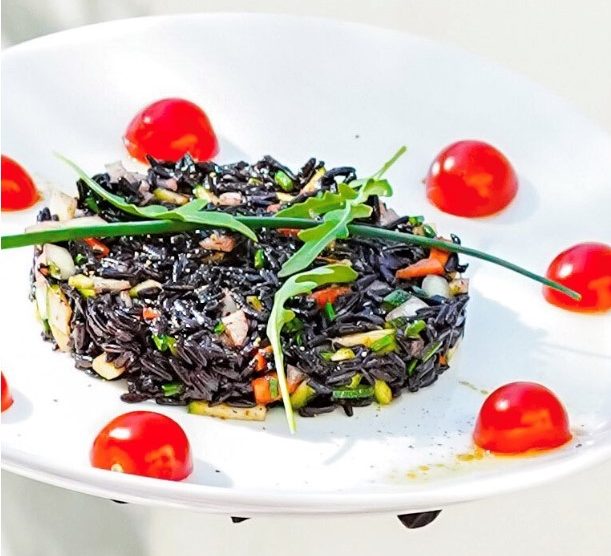 Salade aux légumes de saison et riz noir