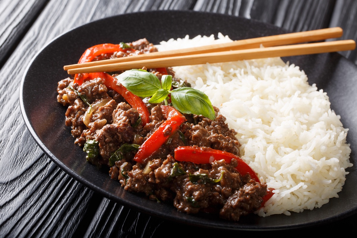 Boeuf sauté au basilic thaï et riz parfumé